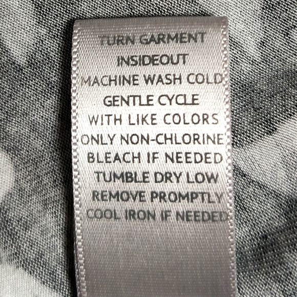 Avenue Black and White Floral Top / Size 2X - Picture 7 of 10